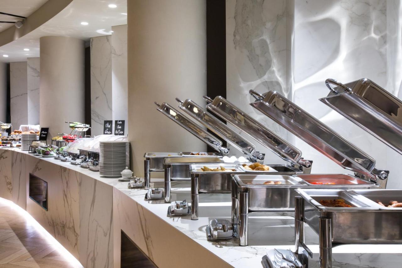 Maritim Hotel Plaza Tiranë Luaran gambar A buffet at a hotel