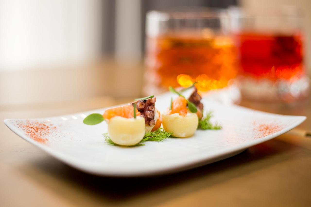 Maritim Hotel Plaza Tiranë Luaran gambar A plate of canapés