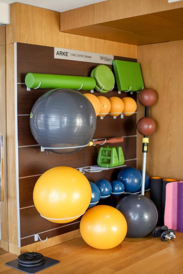 Maritim Hotel Plaza Tiranë Luaran gambar A variety of exercise balls