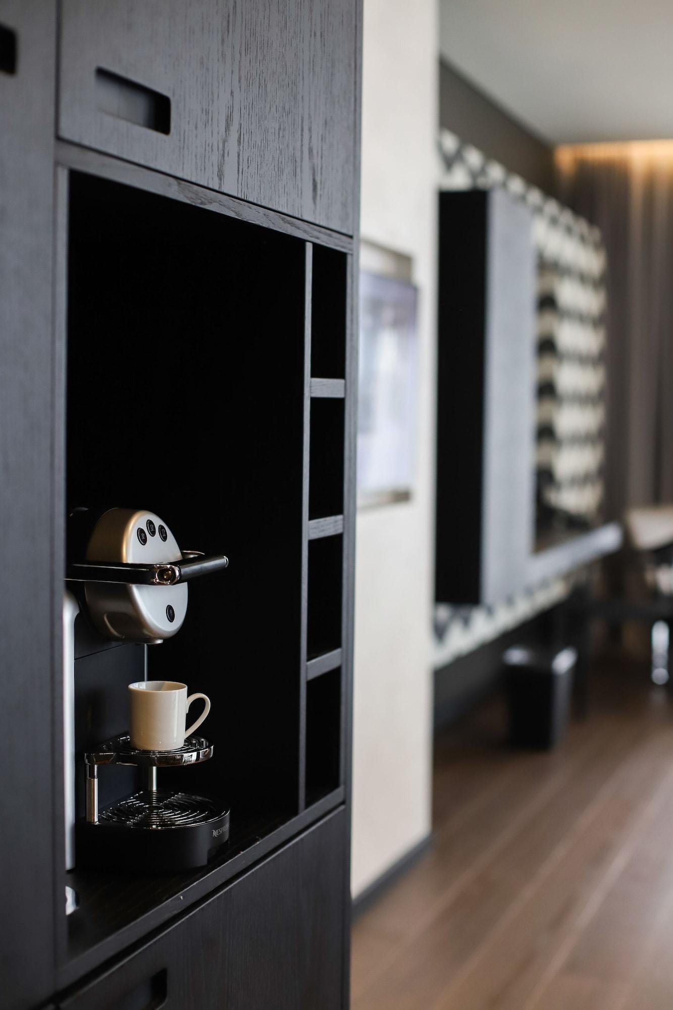 Maritim Hotel Plaza Tiranë Luaran gambar A Nespresso machine