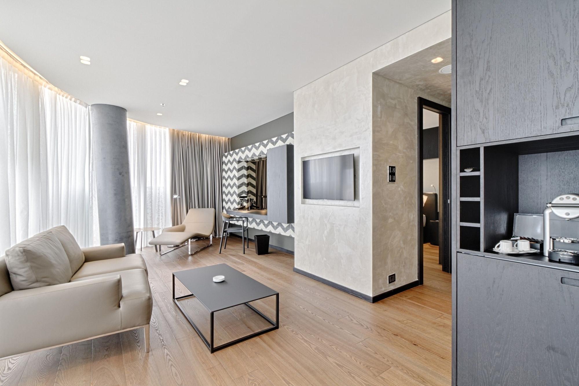 Maritim Hotel Plaza Tiranë Luaran gambar Suite