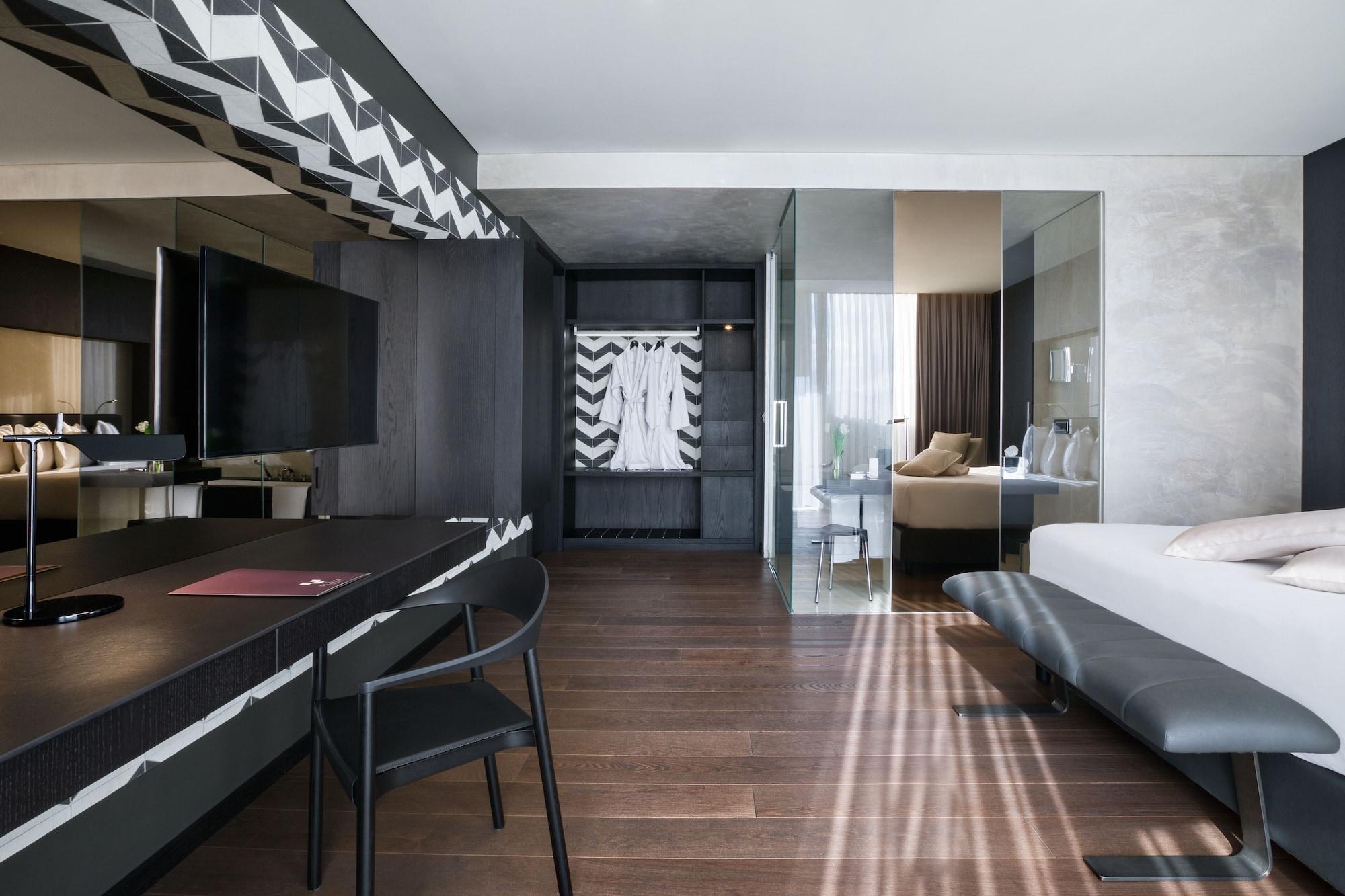 Maritim Hotel Plaza Tiranë Luaran gambar A room at the hotel