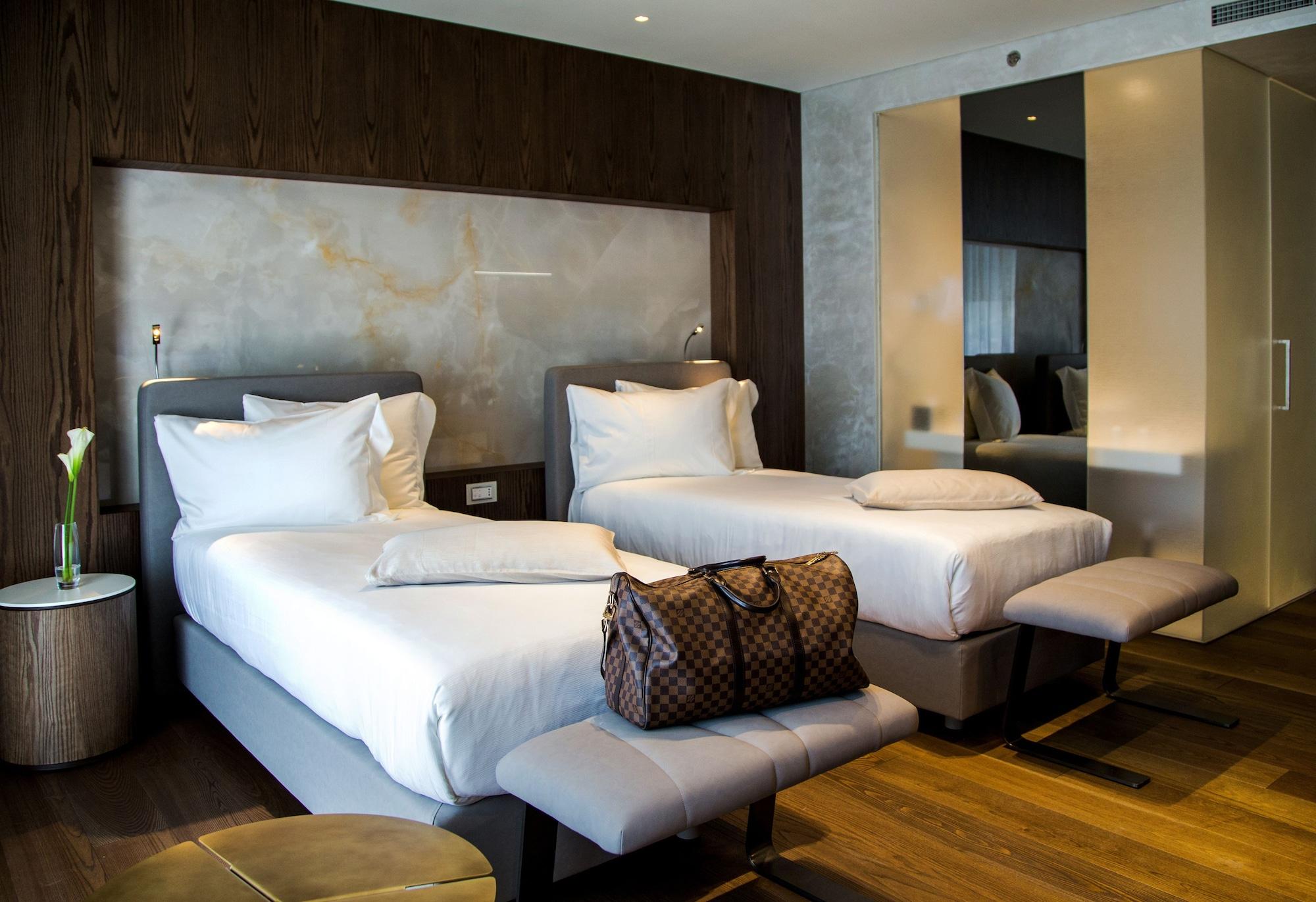 Maritim Hotel Plaza Tiranë Luaran gambar A room at the hotel