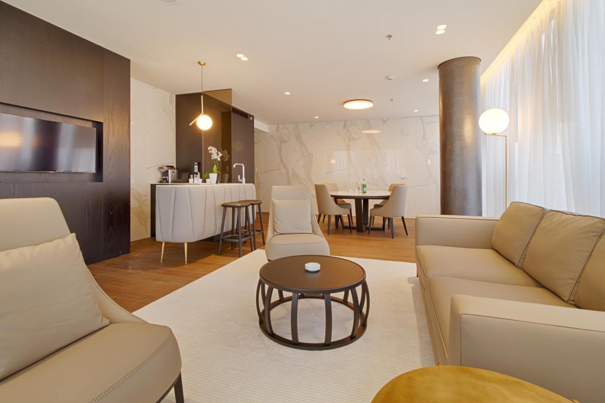 Maritim Hotel Plaza Tiranë Luaran gambar A living room in a serviced apartment in Frankfurt, Germany