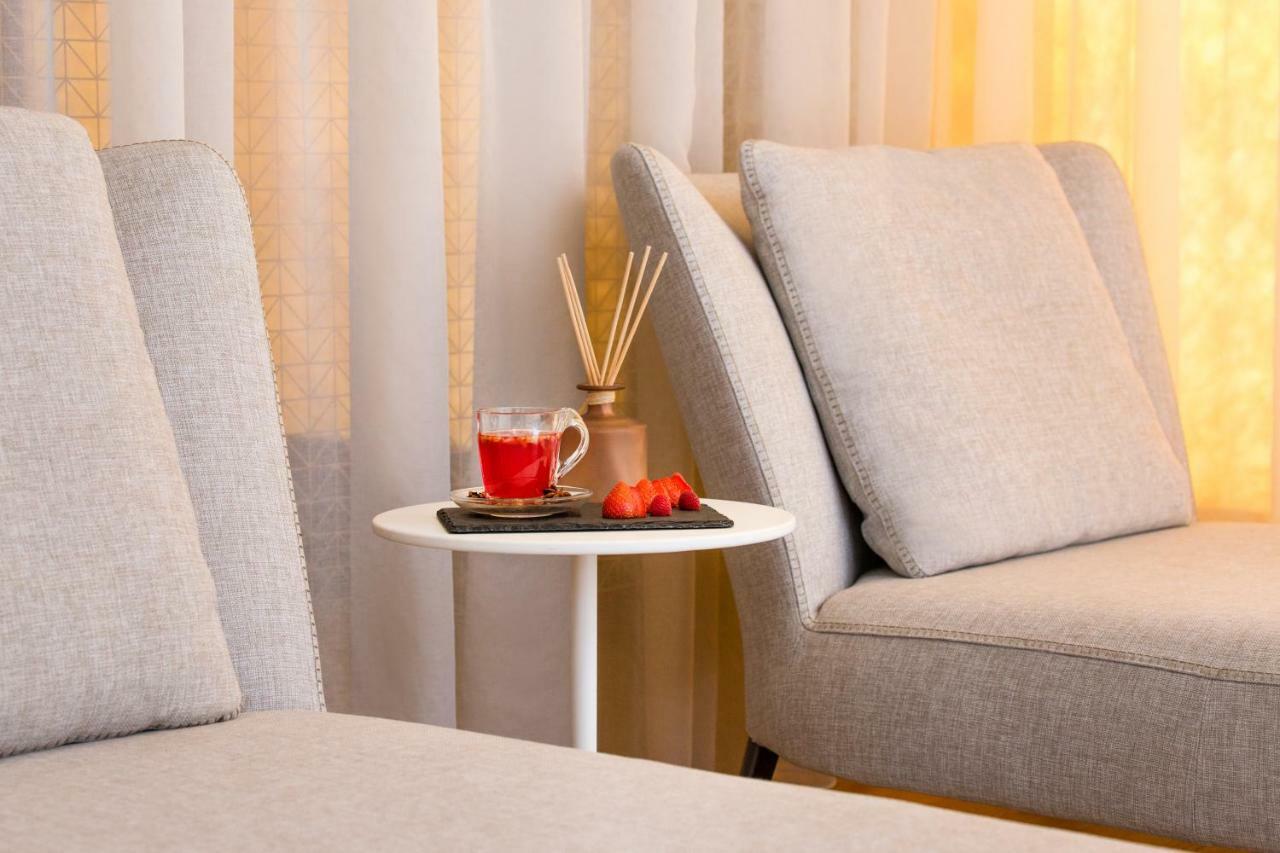 Maritim Hotel Plaza Tiranë Luaran gambar A reed diffuser