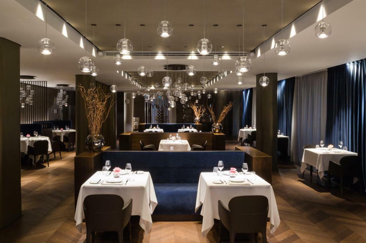 Maritim Hotel Plaza Tiranë Luaran gambar Restaurant Langan's Hut