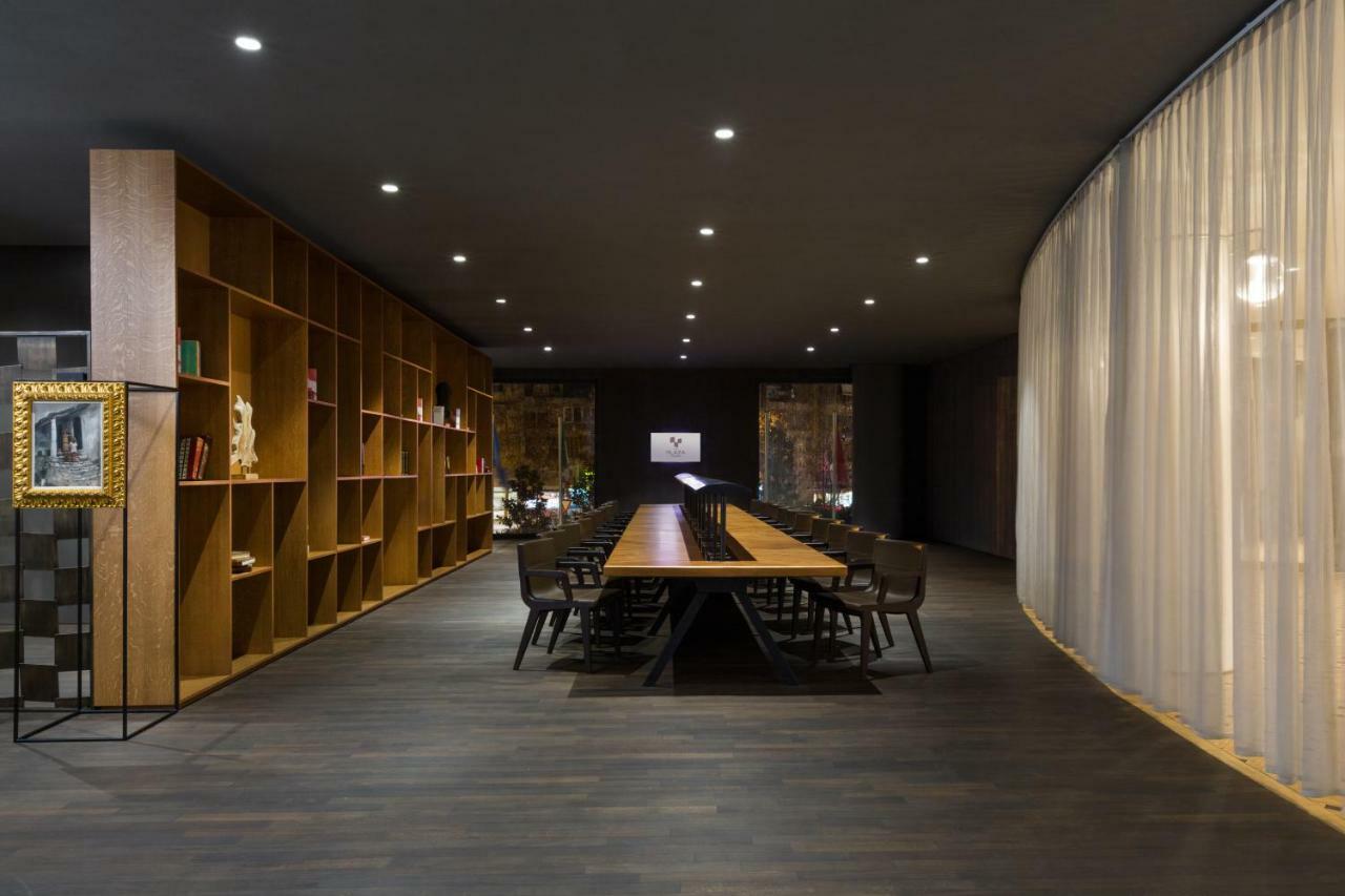 Maritim Hotel Plaza Tiranë Luaran gambar Library