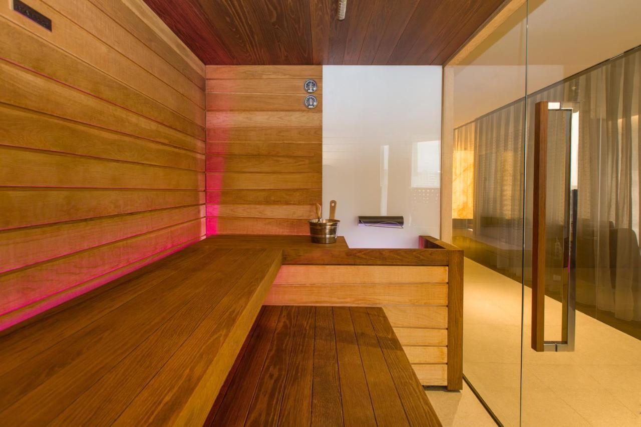 Maritim Hotel Plaza Tiranë Luaran gambar A modern Finnish sauna